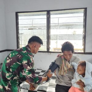 Satgas Yonif 715/Mtl Hadirkan Senyum Melalui Pelayanan Kesehatan