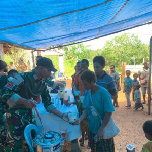 Satgas Yonif 126/Kala Cakti Pos Kombut Berbagi Sembako dan Hangatkan Suasana Lewat Makan Bakso Bersama Warga