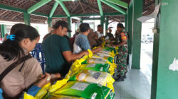 Sinergi TNI Dan Bulog, Kodim 0808 Bersama Warga Srengat ikuti Vidcon Dan Penjualan Beras SPHP