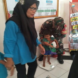 Babinsa Sukorejo Bersama Kader Posyandu dan Puskesmas Gelar Pemeriksaan Kesehatan Menyeluruh di Posyandu ILP 06