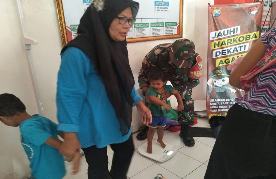 Babinsa Sukorejo Bersama Kader Posyandu dan Puskesmas Gelar Pemeriksaan Kesehatan Menyeluruh di Posyandu ILP 06