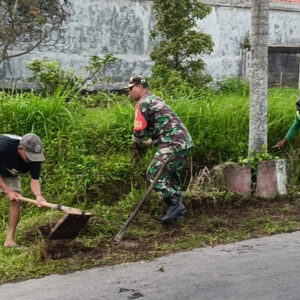 Babinsa Tambakan Bersama Warga Dusun Tekik Gelar Minggu Bersih, Wujudkan Lingkungan Sehat Dan Nyaman
