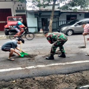 Babinsa Kepanjenlor Bersama Warga Gelar Kerja Bakti Jumat Bersih di Kampung Meduran