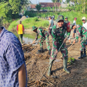 Jumat Bersih, Babinsa Birowo Bersama Warga Kerja Bakti Bersihkan Sungai Complang
