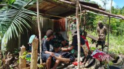 Satgas Yonif 126/KC Pos Umap Salurkan Bantuan untuk Bayi Baru Lahir di Perbatasan Boven Digoel