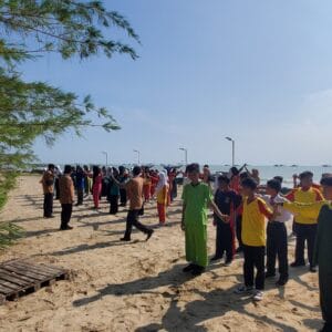Giat MATSAMA MTs Nahjatus Sholihin,olah raga dan pembekalan materi di pantai Lentera Kisik