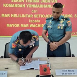 Tongkat Komando Danyonmarhanlan XIV Sorong Bergeser: Letkol Marinir Helilintar Serahkan Memorandum kepada Mayor Marinir Wachid