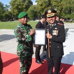 Babinsa Sertu Sutoyo Dianugerahi Penghargaan di Hari Bhayangkara ke-79 Polres HST
