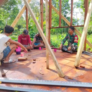 Babinsa Koramil 1710-06/Agimuga Laksanakan Komsos Untuk Mengetahui Situasi Di Wilayah Binaannya