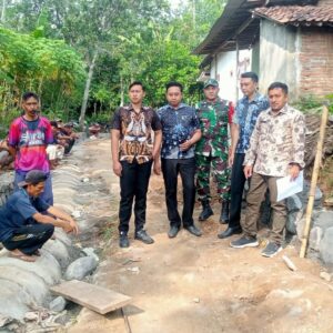Babinsa Tiris Kawal Monev Desa Pesawahan Demi Transparansi Pembangunan