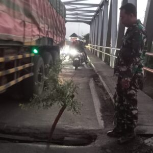 Jembatan Pajarakan Rusak, Babinsa Kodim Probolinggo Bantu Atur Lalu Lintas