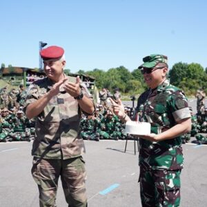 Momen Kejutan Dari TNI Untuk Wakil Gubernur Militer Perancis