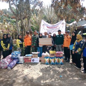Babinsa Dampingi Pemkab HST Salurkan Bantuan Korban Kebakaran Rumah
