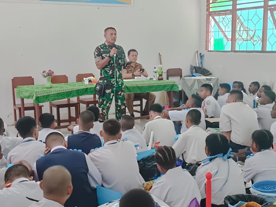Babinsa Koramil Kuala Kencana Berikan Materi Wawasan Kebangsaan Kepada Siswa-Siswi SMK Dalam Masa MPLS