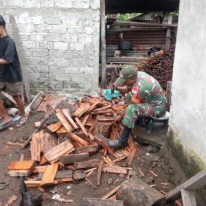 Pererat Tali Silaturahmi, Babinsa Kodim 1505 Tidore Bantu Warga di Bela Kayu Bakar Siapkan Acara Nikah