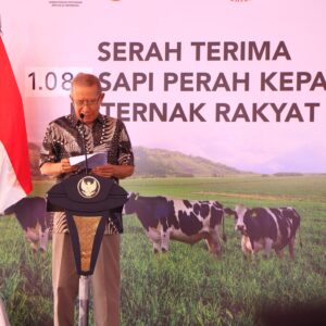 Dandim Probolinggo Dampingi Khofifah Serah Terima 1.080 Sapi Perah Peternak