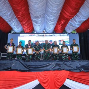 Pangdam VI/Mlw memberikan penghargaan Kepada Dandim 1002/HST Atas Prestasi Tingkat Nasional