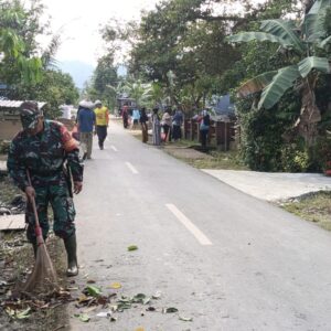 TNI dan Warga Tabat Padang Bersatu Jaga Kebersihan Lewat Gotong Royong