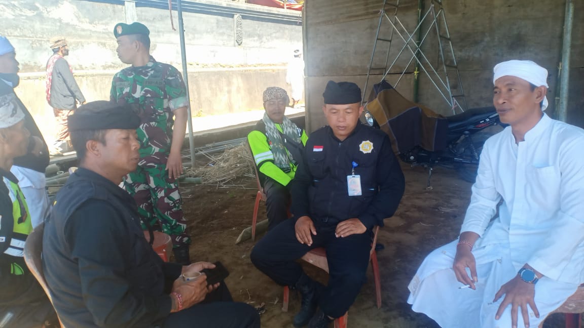 MEMPERERAT HUBUNGAN TNI DAN MASYARAKAT: KORAMIL 0820-11/SUMBER HADIRI KEGIATAN PIODALAN DI PURA GIRI KENCONO