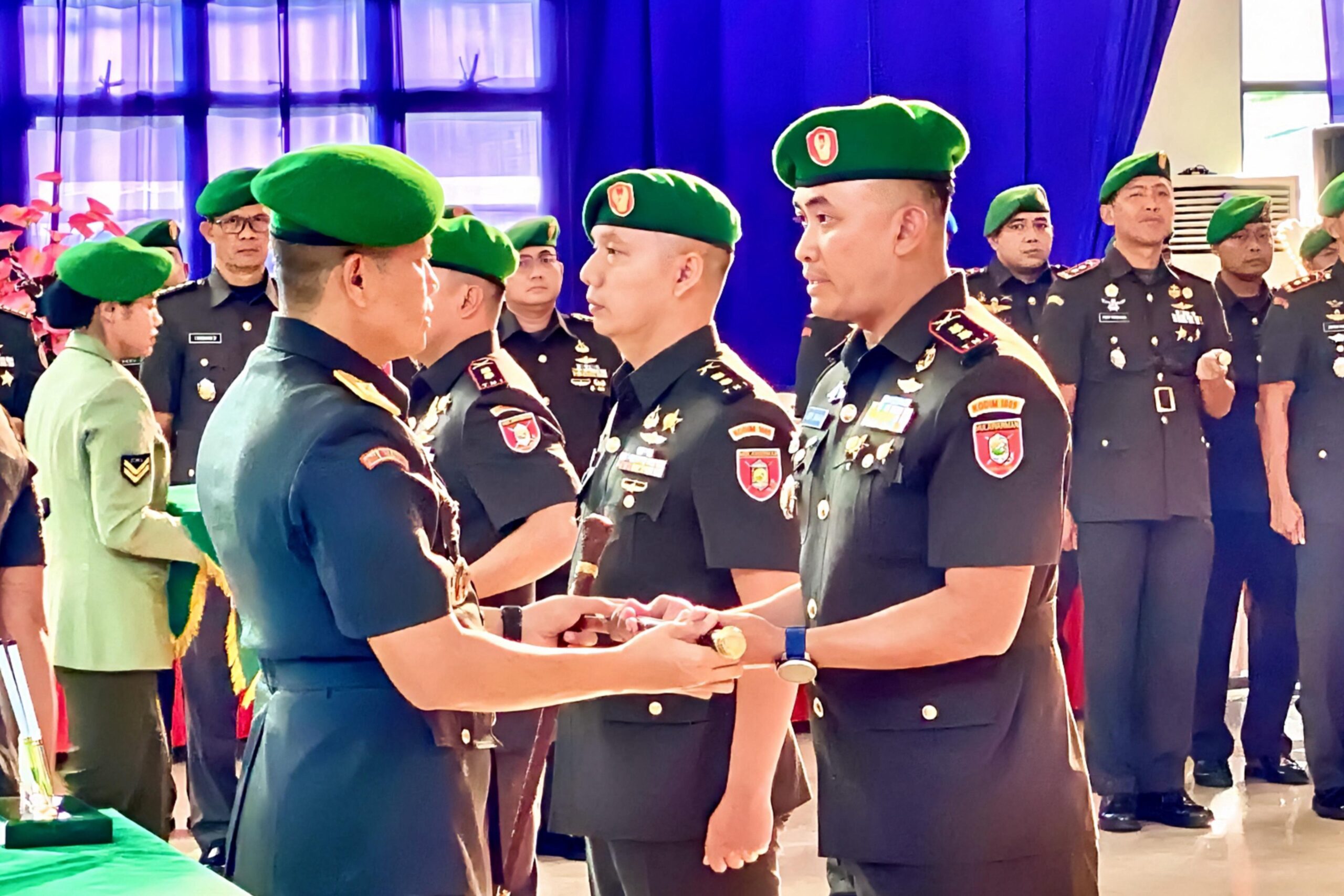 Danrem 101/Antasari Resmi Serahkan Tongkat Komando Dandim 1009/Tla Kepada Letkol Inf Adhy Irawan, S.I.P., M.H.I