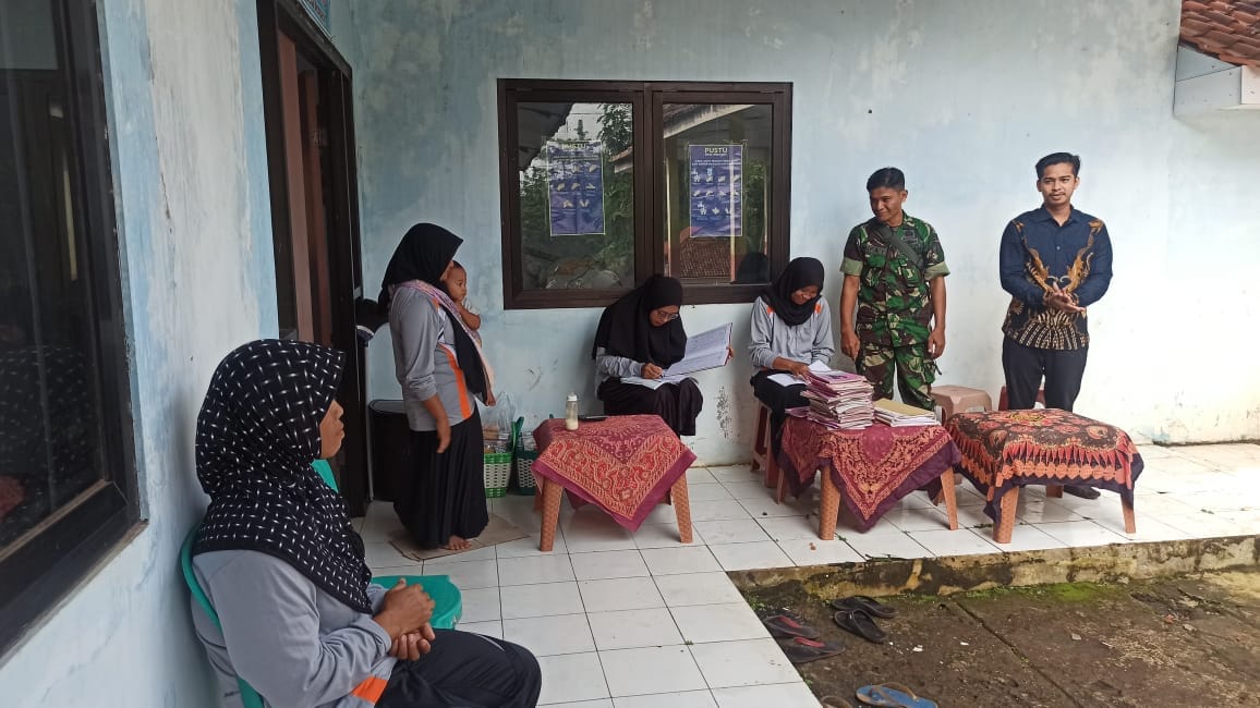 Babinsa Dampingi Pemeriksaan Balita Posyandu Wonoasri, TNI Peduli Kesehatan
