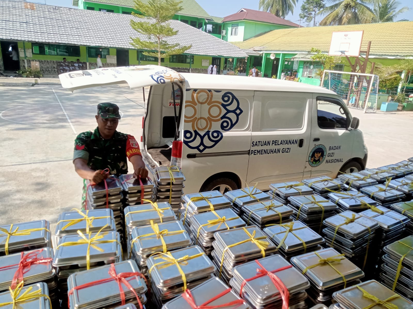 TNI dan Pemerintah Bersinergi: 3.259 Porsi Makan Bergizi Dibagikan di Barabai