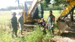 Dukung Ketahanan Pangan, Babinsa Serda Sholikin Dampingi Normalisasi Sungai