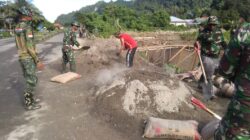 Teriknya Matahari Membakar Semangat Satgas TMMD 125 Kodim 1506/Namlea Dalam Pembuatan Reol/Drainase Raksasa di Desa Waenono