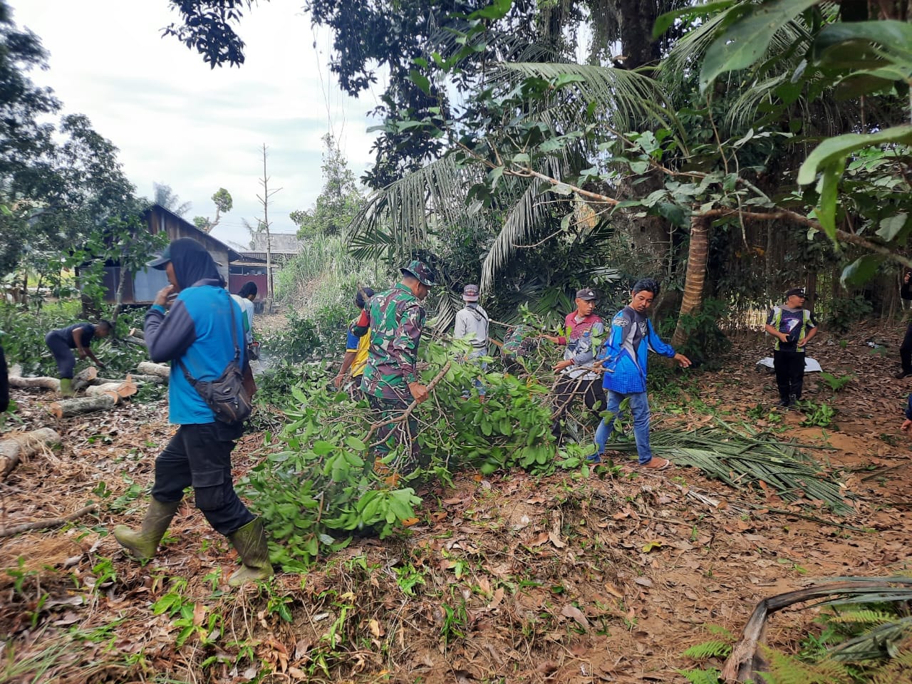 Gotong Royong Bersihkan Sungai, Koramil Labuan Amas Utara Wujudkan Kepedulian Lingkungan