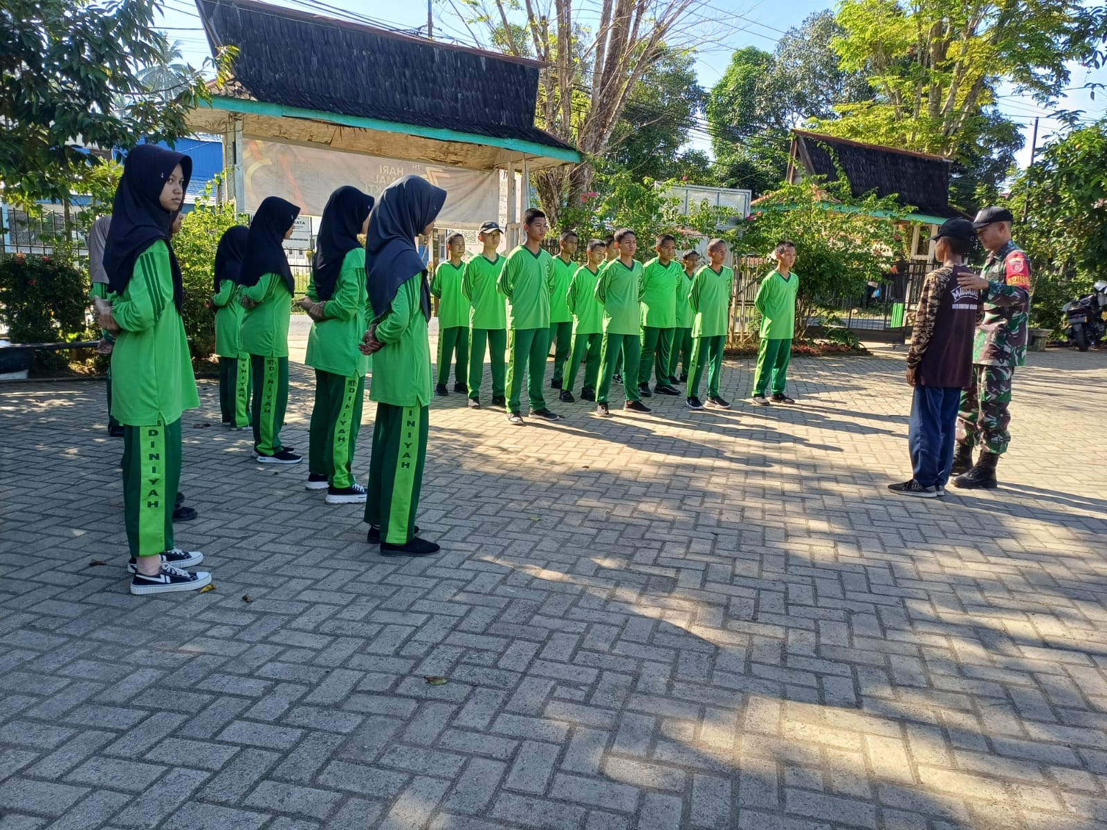 Babinsa Latih PBB Siswa MTs Diniyah Barabai, Tanamkan Disiplin Sejak Dini
