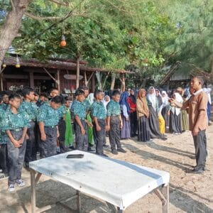 Giat MATSAMA MTs Nahjatus Sholihin,olah raga dan pembekalan materi di pantai Lentera Kisik