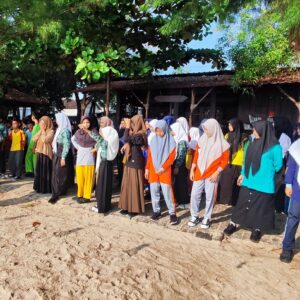 Giat MATSAMA MTs Nahjatus Sholihin,olah raga dan pembekalan materi di pantai Lentera Kisik