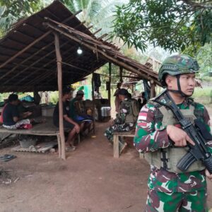 Menjalin Kedekatan, Satgas Yonif 312/KH Anjangsana ke Tokoh Masyarakat Kampung Kirely