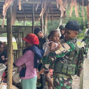 Satgas Yonif 126/KC Sapa Warga Kampung Maju: Gelar Pengobatan Keliling dan Kenali Budaya Mengunyah Pinang