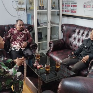 Perkuat Sinergi Bersama Aparatur Desa, Babinsa Lakukan Komsos Bersama Sekdes