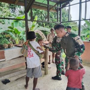 Satgas Yonif 126/KC Pos Arimop Gelar Pelayanan Kesehatan dan Pembelian Hasil Buruan di Pasar Pagi Kampung Maju