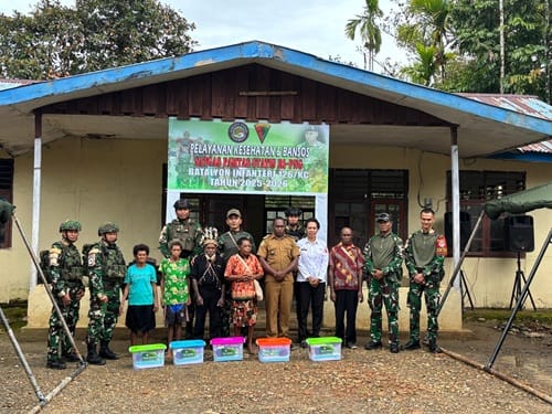 Satgas Yonif 126/KC Salurkan Bantuan dan Layanan Kesehatan di Tembutka