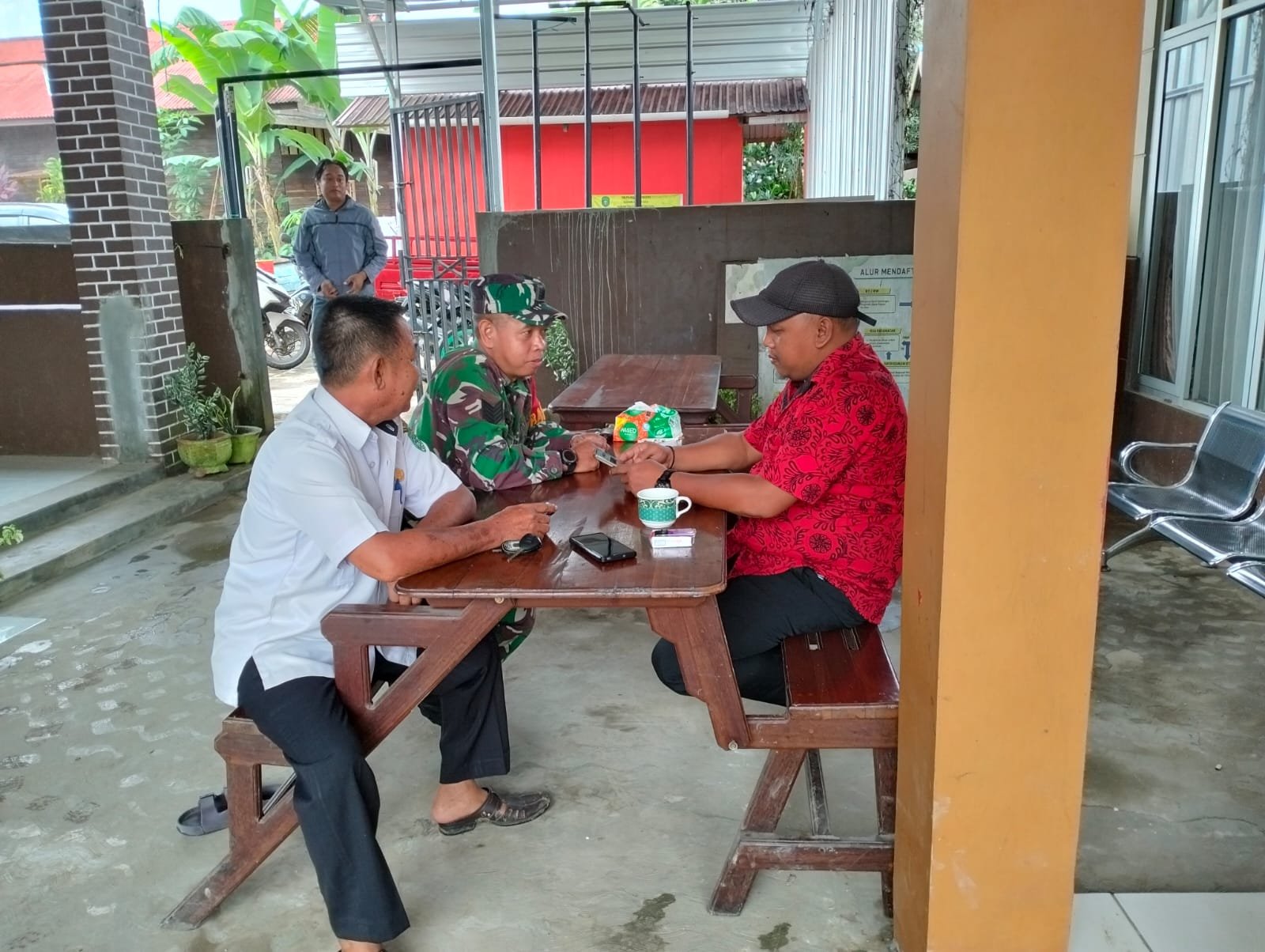 Melalui Komsos, Babinsa Ajak Warga Ciptakan Lingkungan Bersih Dan Sehat