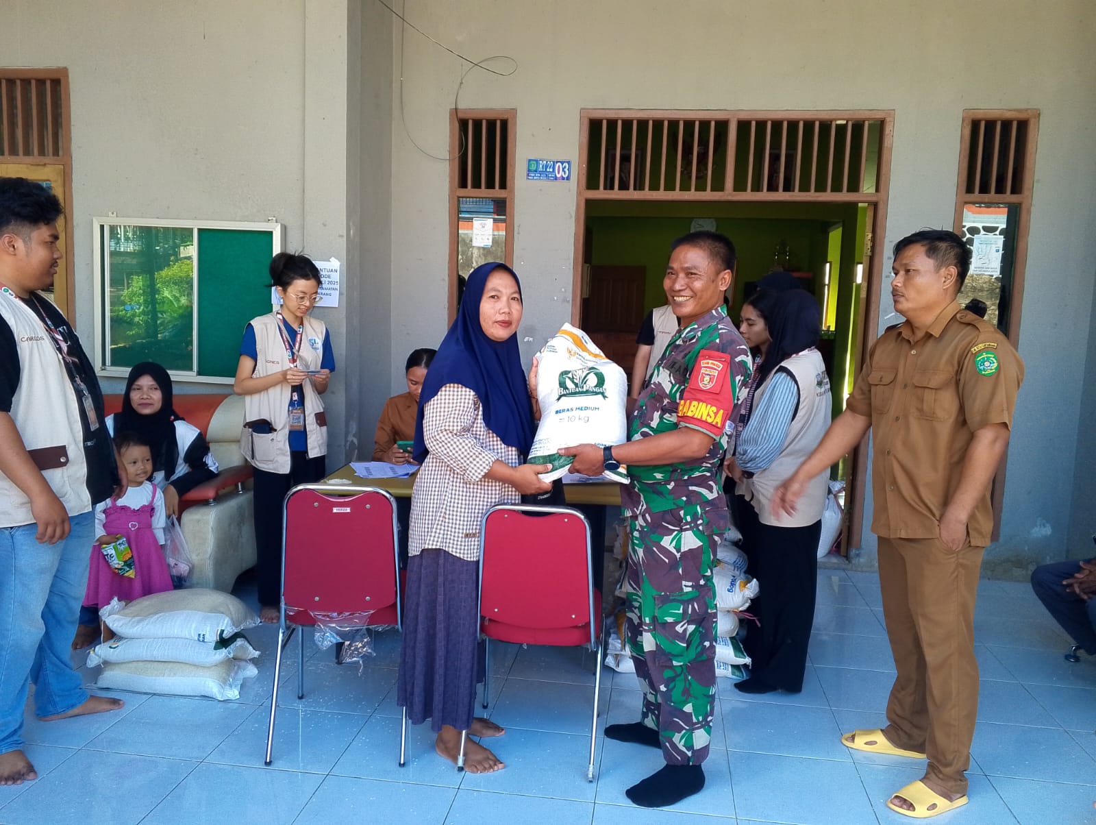 Babinsa Kerta Buana Dampingi Penyaluran Bantuan Beras kepada Warga Agar Tepat Sasaran
