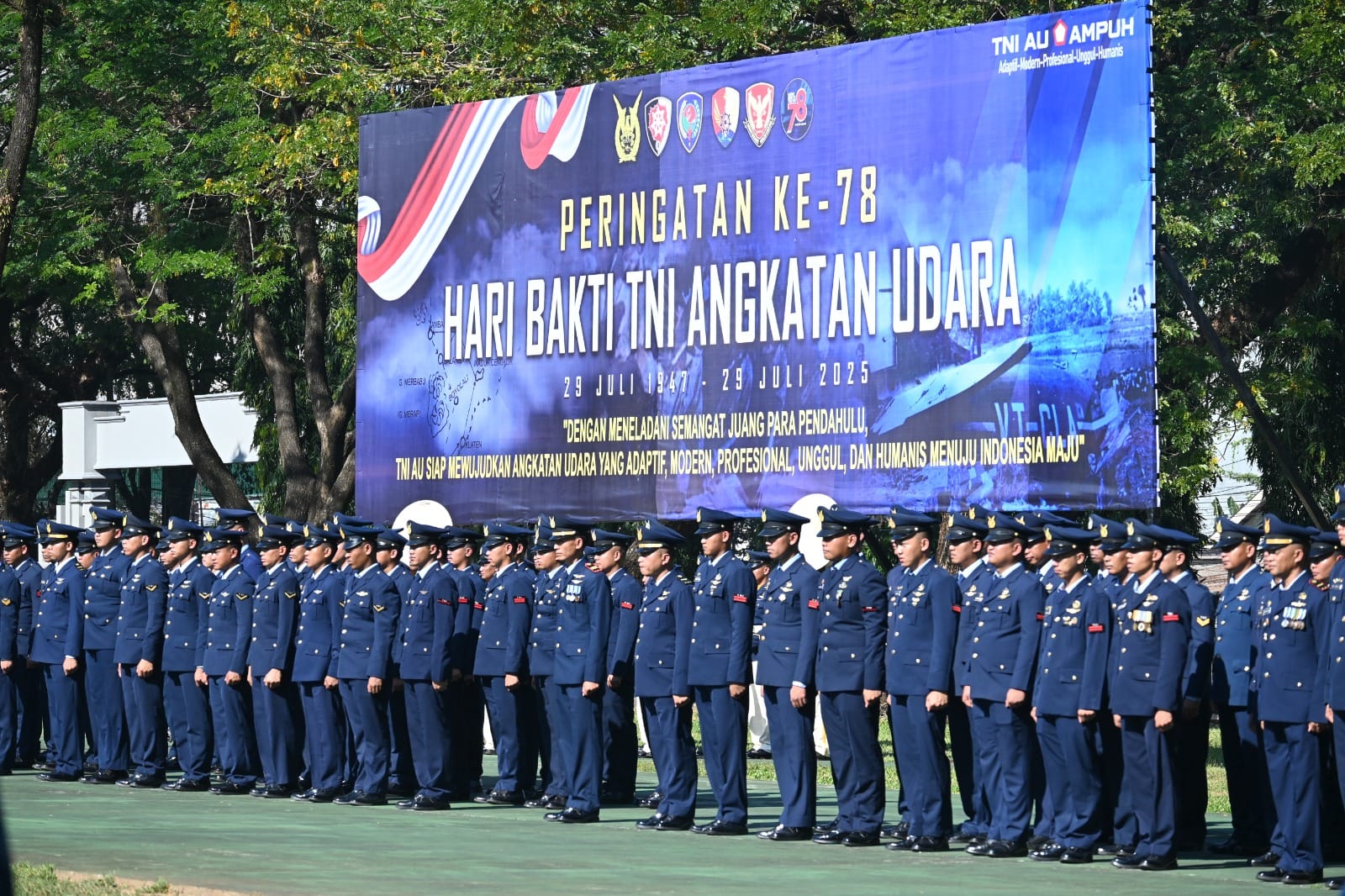 Puncak Peringatan Ke-78 Hari Bakti TNI AU, Personel Lanud Sultan Hasanuddin Ikuti Upacara di Makoopsud II