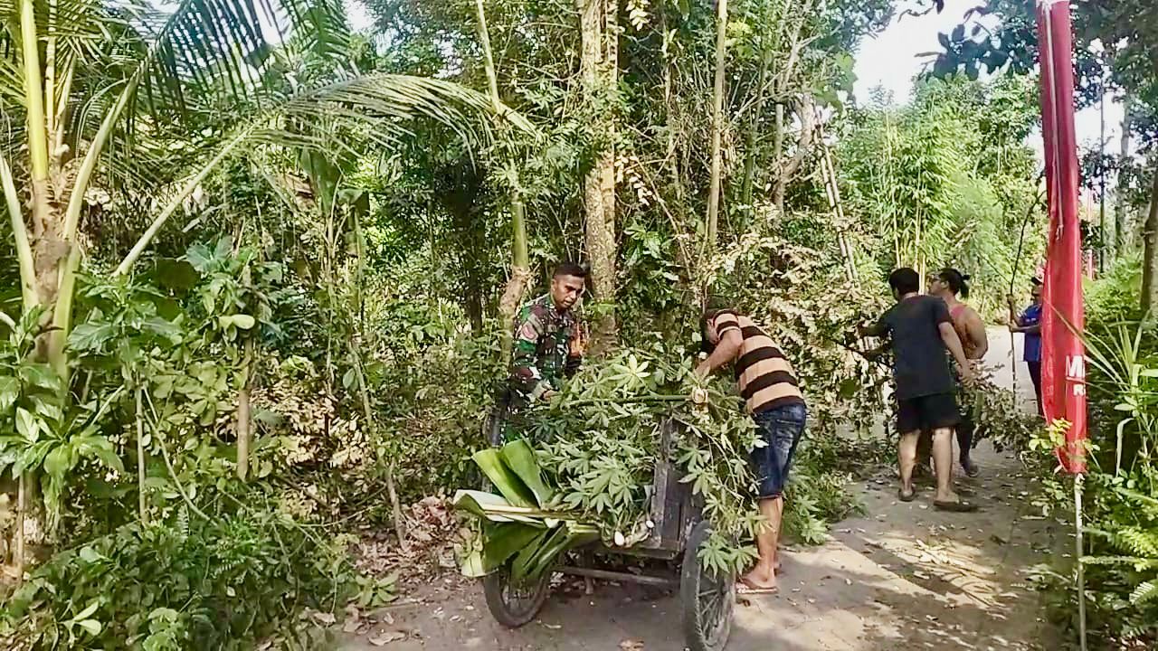 Babinsa Koramil 0808/06 Srengat Dorong Peran Aktif Warga dalam Menjaga Kebersihan Desa