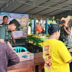 Bazar Pangan Murah Beras SPHP, Sinergi TNI – Bulog Di Wlingi Disambut Antusias Warga