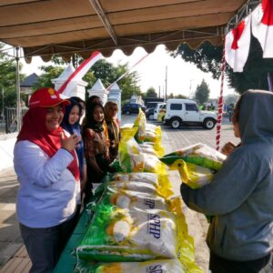 Sinergi Kodim 0808/Blitar Dan Bulog Salurkan Beras SPHP Untuk Warga Lewat Gerakan Pangan Murah Sinergi Kodim 0808/Blitar Dan Bulog Salurkan Beras SPHP Untuk Warga Lewat Gerakan Pangan Murah