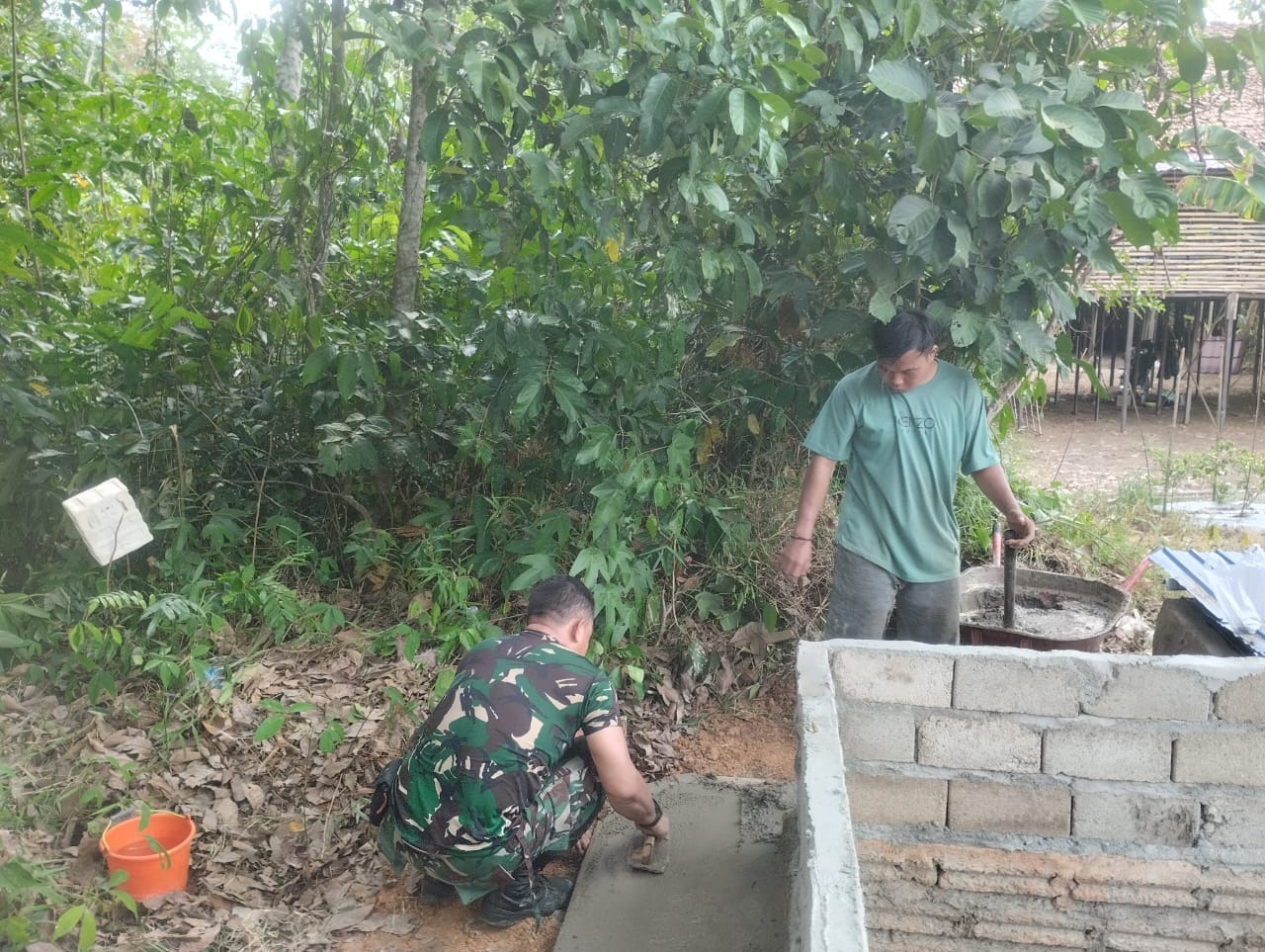 MCK Layak Dukung Kesehatan Warga, Babinsa Turun Langsung Bantu