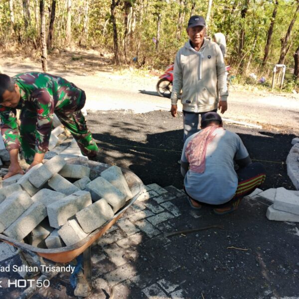 Babinsa Koramil 0820-10/Kuripan dan Warga Bersinergi Pasang Paving Blok Jalan Desa