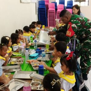 Babinsa Koramil 1710-02/Timika Dampingi Pelaksanaan Makan Bergizi Gratis (MBG) Di Wilayah Binaannya