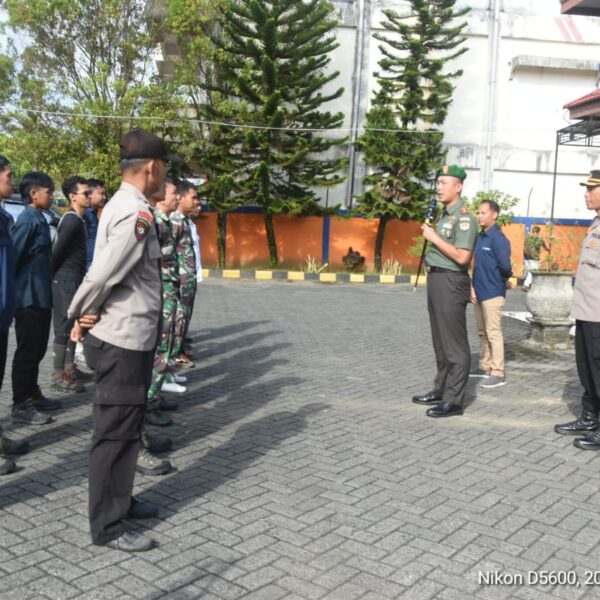 Menembus Medan Berat, Bantuan Pangan Dikirim ke Desa Juhu