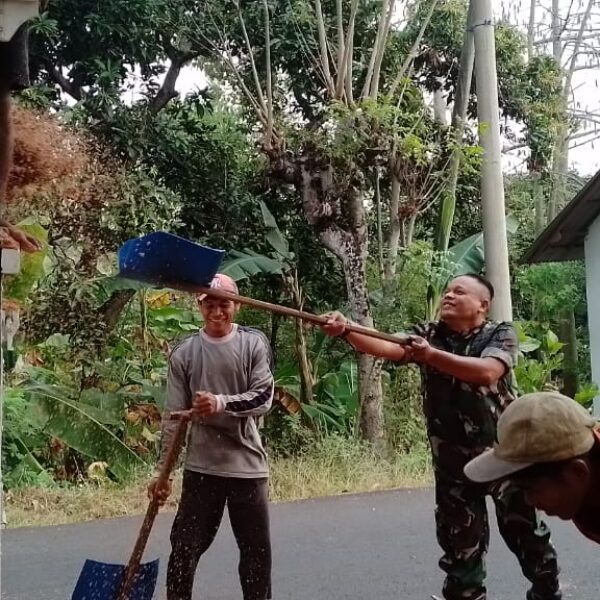 TNI Dan Warga Lumbang Kompak Majukan UMKM Batu Bata Lokal