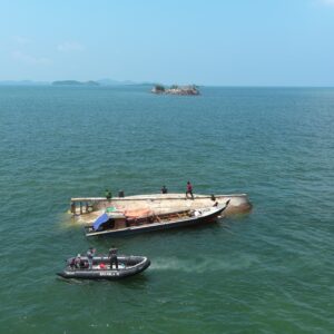 Bakamla RI Evakuasi KM Aneka Jaya Terbalik di Perairan Pulau Cucu Petong