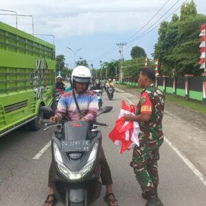 Tumbuhkan Rasa Cinta Tanah Air Jelang Peringatan HUT RI Ke-80 Tahun 2025, Anggota Koramil Timika Bagikan Bendera Merah Putih Bagi Pengguna Jalan